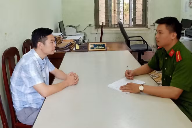 Hoàng Anh Tuấn tại cơ quan cảnh sát điều tra.