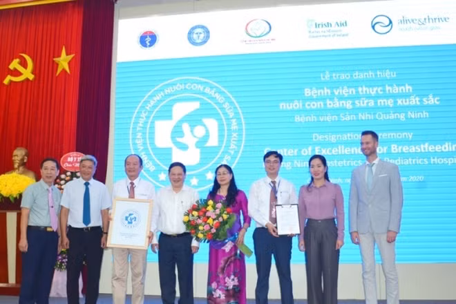 Bệnh viện Sản Nhi Quảng Ninh đón nhận danh hiệu Bệnh viện thực hành nuôi con bằng sữa mẹ xuất sắc, do Bộ Y tế trao tặng.
