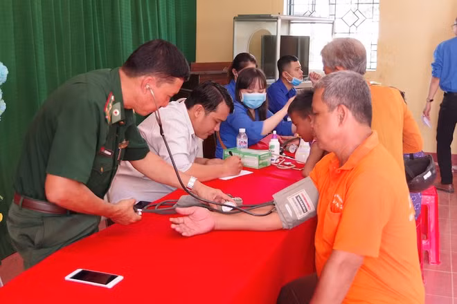 Quân y Đồn Biên phòng Lai Hòa, Bộ đội Biên phòng Sóc Trăng khám bệnh cho người nghèo.