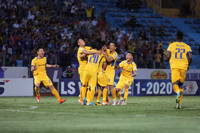 Sông Lam Nghệ An là CLB thứ ba trình đơn lên VPF. 