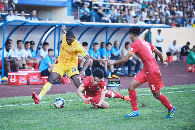 Covid-19 khiến giải bóng đá VĐQG LS V-League 2020 có nguy cơ tiếp tục bị hoãn lại.