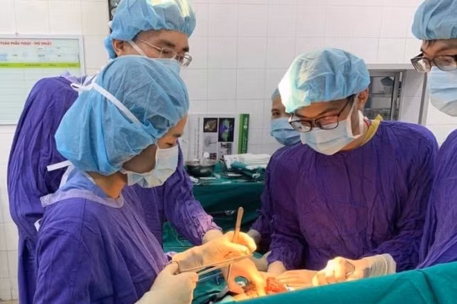 Các bác sĩ phẫu thuật kịp thời cho bệnh nhân. 