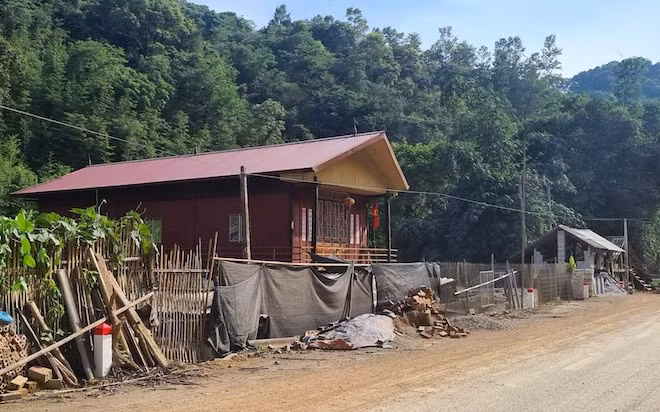 Căn nhà xây dựng lấn chiếm đất công.