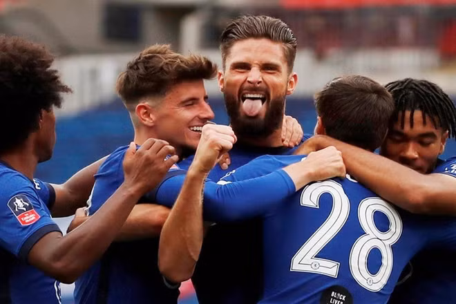 Các cầu thủ Chelsea mừng bàn thắng mở tỷ số của Giroud (giữa). 