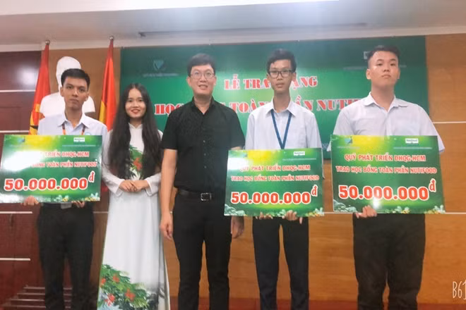 Các sinh viên nhận học bổng.