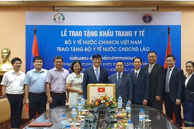 Bộ Y tế Việt Nam tặng Bộ Y tế Lào 200 nghìn khẩu trang y tế