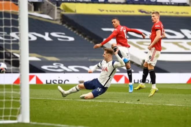 M. Greenwood (áo đỏ, giữa) ghi bàn ấn định chiến thắng 3-1 cho Man United. 