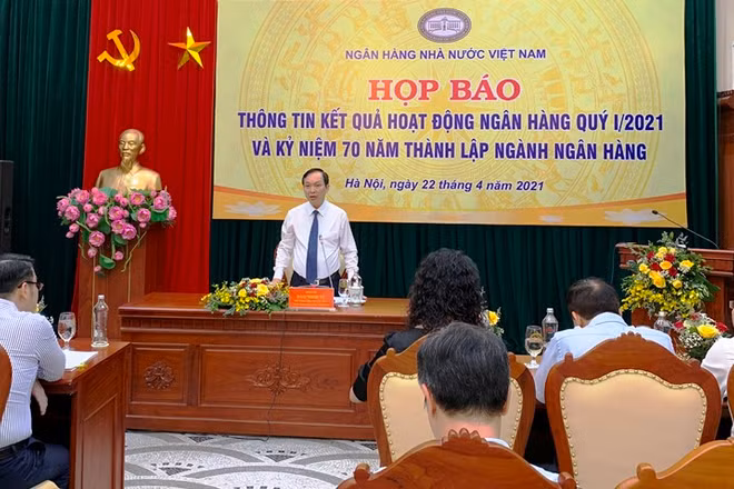 Phó Thống đốc thường trực NHNN Đào Minh Tú phát biểu tại họp báo.