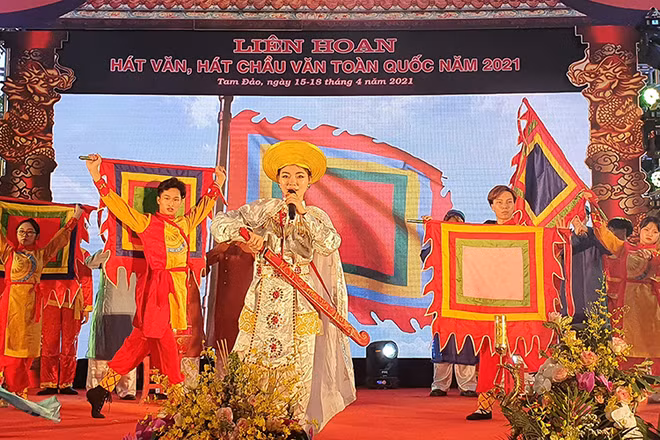 Các nghệ nhân, diễn viên tỉnh Vĩnh Phúc trình diễn giá Chúa bà đệ nhất Tây Thiên.