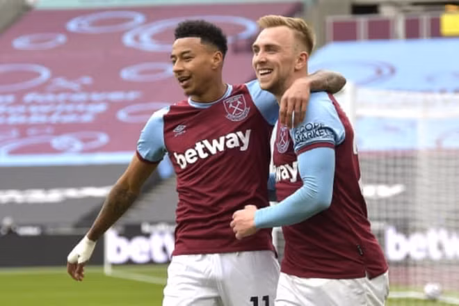 J. Lingard (trái) lập cú đúp, giúp West Ham thắng Leicester 3-2.