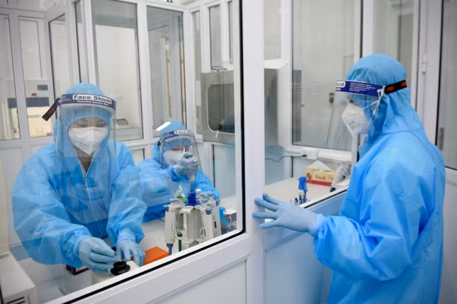 Các cán bộ CDC Nghệ An thực hiện xét nghiệm SARS-CoV-2.