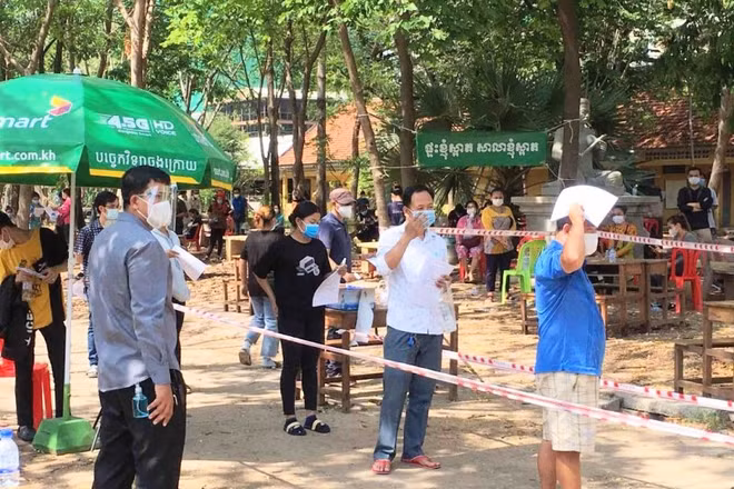 Một trường học tại Phnom Penh tạm sử dụng làm nơi tiêm vaccine phòng Covid-19.
