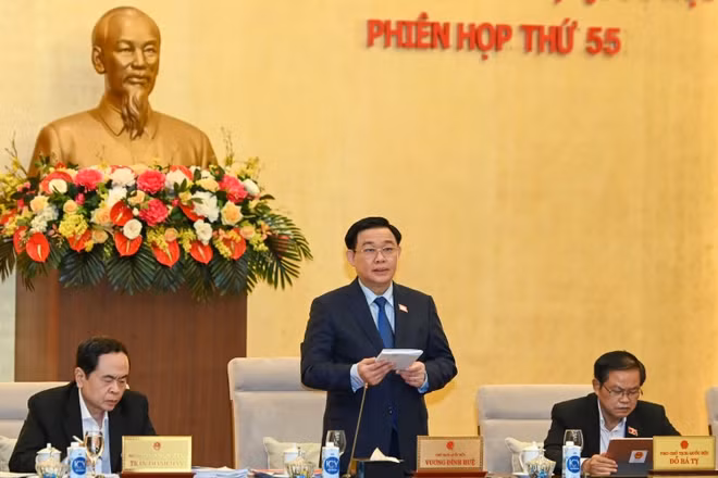 Chủ tịch Quốc hội Vương Đình Huệ phát biểu khai mạc phiên họp. 