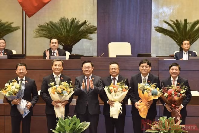 Chủ tịch Quốc hội Vương Đình Huệ tặng hoa các đồng chí vừa được Quốc hội bầu. Ảnh: TRẦN HẢI