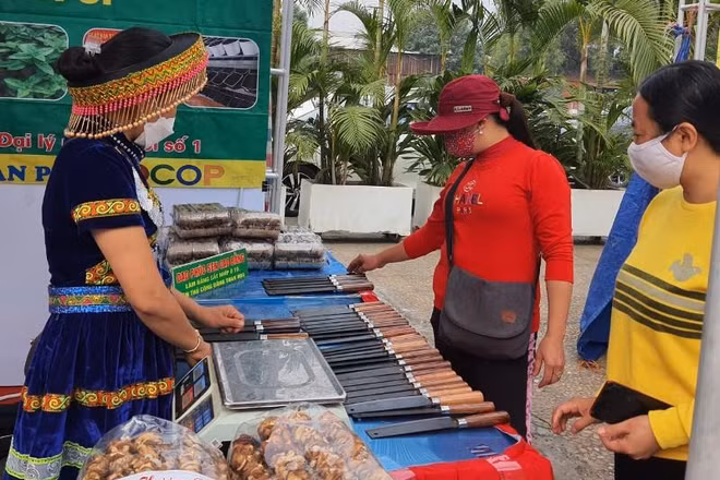 Gian hàng bày bán các sản phẩm đặc sản nông sản Cao Bằng. (Ảnh: THANH TRÀ)