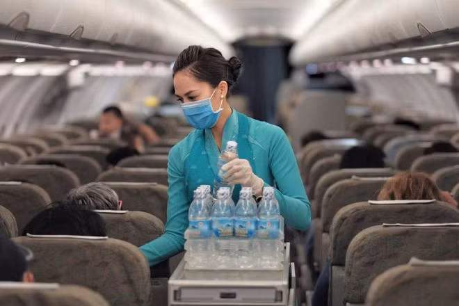 Bỏ trống các ghế giữa, đeo khẩu trang thường xuyên sẽ giúp giảm thiểu sự lây nhiễm Covid-19. (Ảnh minh họa)