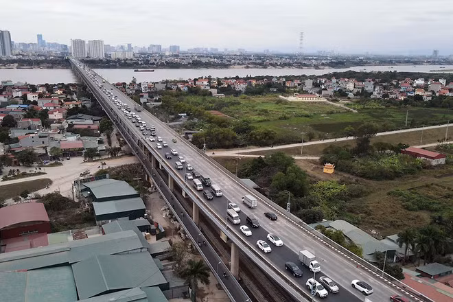 Một số điểm thi công không có biển báo, không có rào chắn khiến các phương tiện đang di chuyển với tốc độ cao phải phanh gấp.
