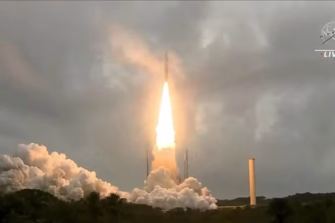 Tên lửa Ariane 5 của Pháp mang theo kính viễn vọng không gian James Webb của NASA được phóng thành công tối 25/12. (Ảnh cắt từ clip của NASA)