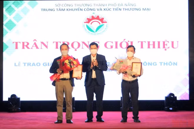 Hai sản phẩm nhận Chứng nhận sản phẩm công nghiệp nông thôn tiêu biểu cấp quốc gia.