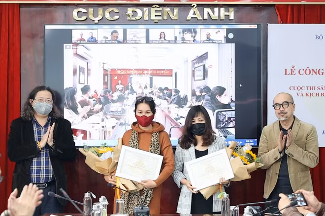 Các tác giả đoạt giải nhì kịch bản phim hoạt hình nhận giải thưởng.
