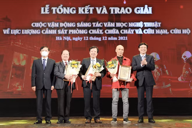 Trao giải cho các tác giả có tác phẩm đạt giải Nhất trong cuộc vận động.