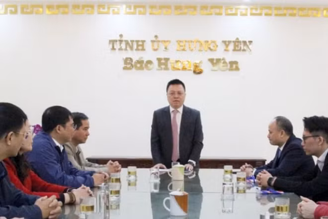 Tổng Biên tập Báo Nhân Dân Lê Quốc Minh làm việc với Báo Hưng Yên.