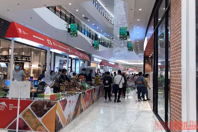 Các gian hàng tại Trung tâm thương mại AEON Hà Đông. (Ảnh: Tuyết Loan)