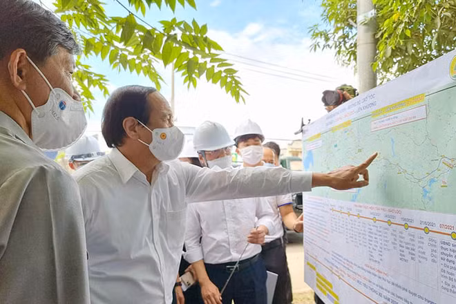 Phó Thủ tướng Chính phủ Lê Văn Thành cùng đoàn công tác kiểm tra thực tế.