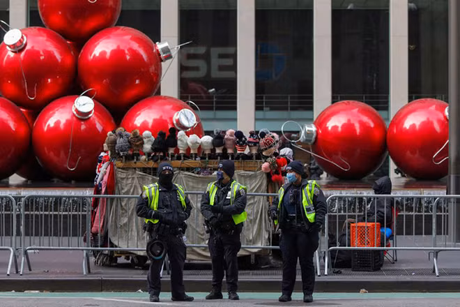 Cảnh sát New York gác trên Đại lộ số 6, ngày 19/12. (Ảnh: Reuters)