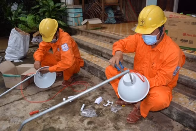 Công ty Điện lực Bình Định phối hợp Đoàn thanh niên thị xã Hoài Nhơn thực hiện chương trình “Thắp sáng đường quê”.