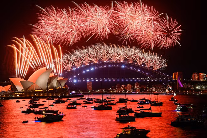 Pháo hoa rực sáng khu vực cầu cảng Sydney, Australia trong khoảnh khắc đầu tiên của năm mới, ngày 1/1/2022. (Ảnh: Reuters)