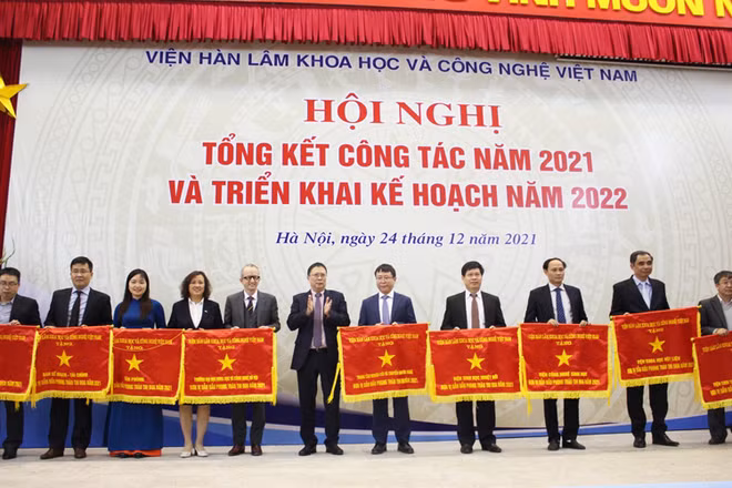 Chủ tịch Viện Hàn lâm Khoa học và Công nghệ Việt Nam tặng cờ thi đua cho các đơn vị có thành tích dẫn đầu năm 2021.