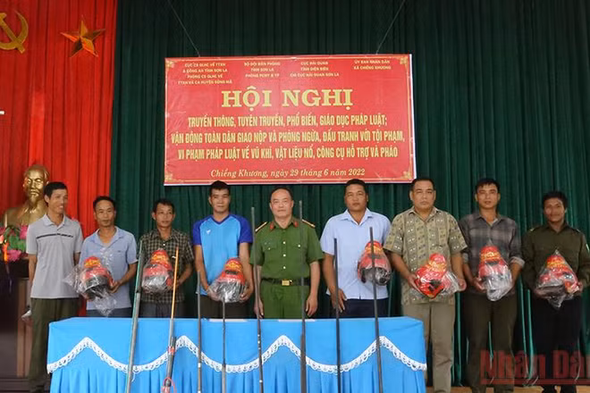 Trao tặng mũ bảo hiểm cho quần chúng nhân dân có ý thức tự giác giao nộp súng tự chế, công cụ hỗ trợ và gia đình có hoàn cảnh khó khăn.