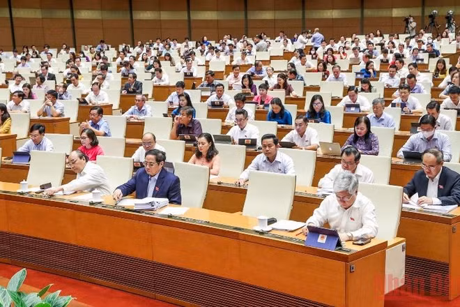 Các đại biểu Quốc hội biểu quyết thông qua Nghị quyết về chủ trương đầu tư Dự án đầu tư xây dựng đường bộ cao tốc Biên Hòa-Vũng Tàu giai đoạn 1. (Ảnh: LINH NGUYÊN)