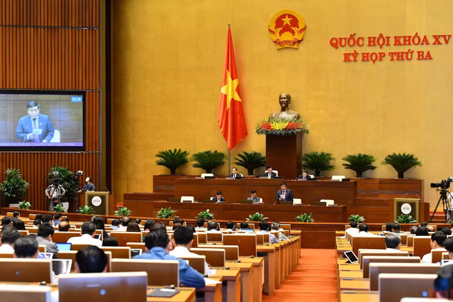 Bộ trưởng Kế hoạch và Đầu tư Nguyễn Chí Dũng phát biểu tại phiên thảo luận của Quốc hội, sáng 10/6. (Ảnh: LINH NGUYÊN)