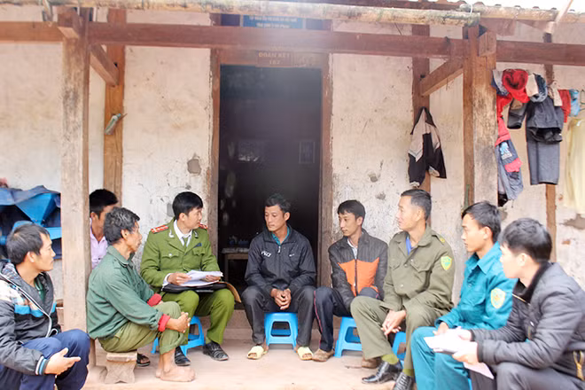 Công an xã Quảng Lâm (huyện Mường Nhé) vận động người bản Trạm Púng chấp hành các chủ trương, chính sách pháp luật. (Ảnh Báo Điện Biên)