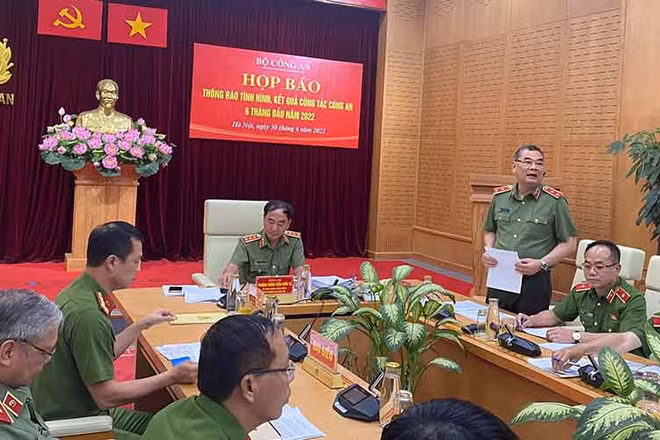 Lãnh đạo Bộ Công an trả lời nhiều câu hỏi của các cơ quan báo chí.