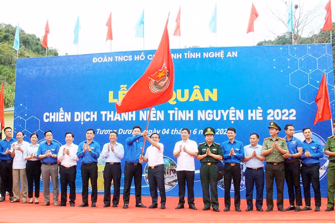 Nghi thức trao cờ phát động chiến dịch hè. (Ảnh: Thanh Quỳnh)