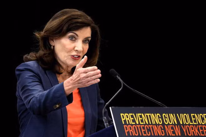 Thống đốc bang New York Kathy Hochul phát biểu trong lễ ký thành luật dự luật về kiểm soát súng đạn, ngày 6/6. (Ảnh: Reuters)