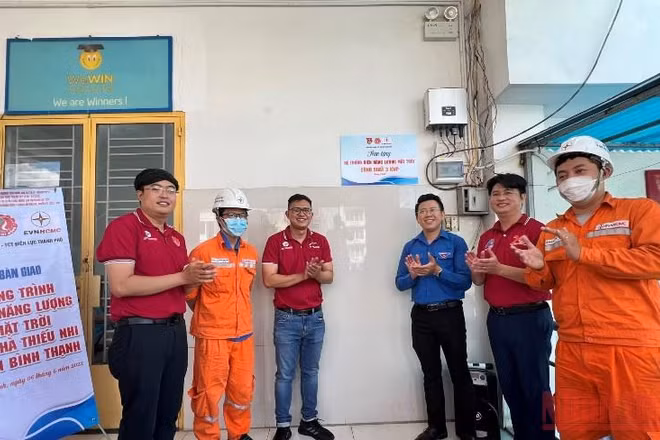 Các chiến sĩ, tình nguyện thuộc Chiến dịch Kỳ nghỉ hồng quận đoàn quận Bình Thạnh, Tổng công ty Điện lực Thành phố Hồ Chí Minh phối hợp lắp đặt, bàn giao công trình điện mặt trời tại nhà Thiếu nhi quận Bình Thạnh.