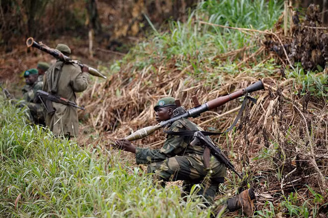 Binh sĩ của CHDC Congo tuần tra gần khu vực Beni tại tỉnh North-Kivu, ngày 31/12/2013. (Ảnh: Reuters)