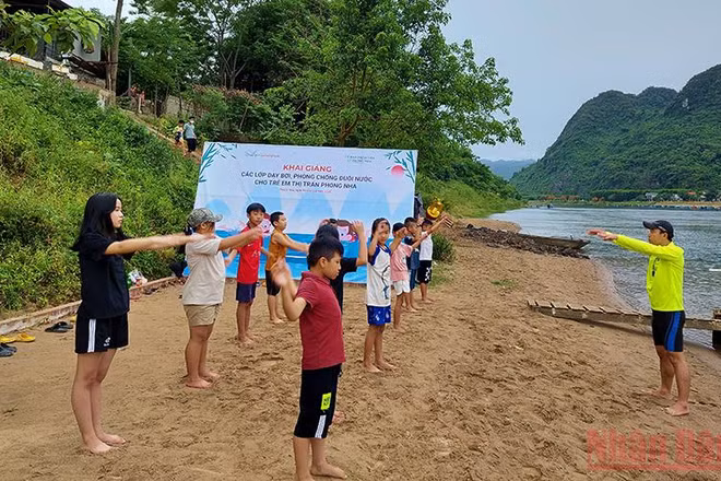 Đầu tháng 6 này, Oxalis Adventure phối hợp UBND thị trấn Phong Nha tổ chức lớp dạy bơi miền phí cho trẻ em sau 1 năm gián đoạn do ảnh hưởng của dịch bệnh. 