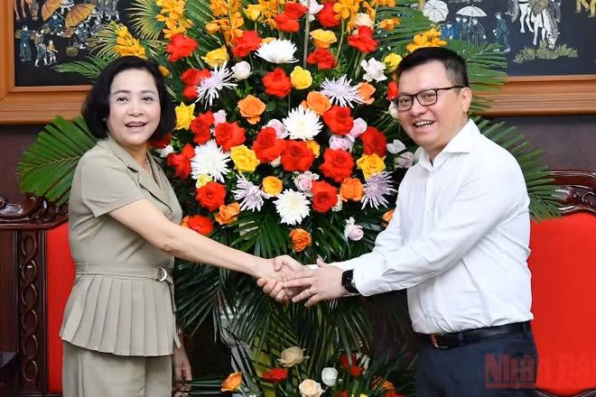 Tổng Biên tập Báo Nhân Dân Lê Quốc Minh cảm ơn đồng chí Nguyễn Thị Thanh, Ủy viên Trung ương Đảng, Trưởng Ban Công tác đại biểu thuộc Ủy ban Thường vụ Quốc hội đến chúc mừng Báo Nhân Dân nhân dịp kỷ niệm 97 năm Ngày Báo chí cách mạng Việt Nam. (Ảnh: ĐĂNG KHOA)