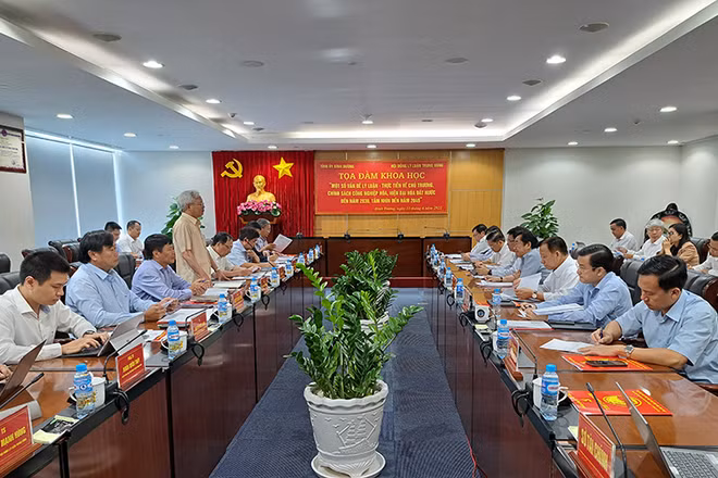 GS.TS Tạ Ngọc Tấn, Phó Chủ tịch Thường trực Hội đồng Lý luận Trung ương phát biểu ý kiến tại buổi tọa đàm.
