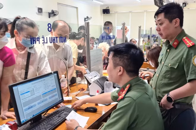 Người dân đến đăng ký làm thủ tục cấp hộ chiếu.