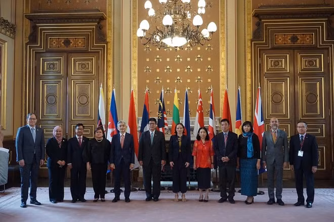 Các quan chức cấp cao ASEAN-Anh tại cuộc họp. (Ảnh: mofa.gov.vn)