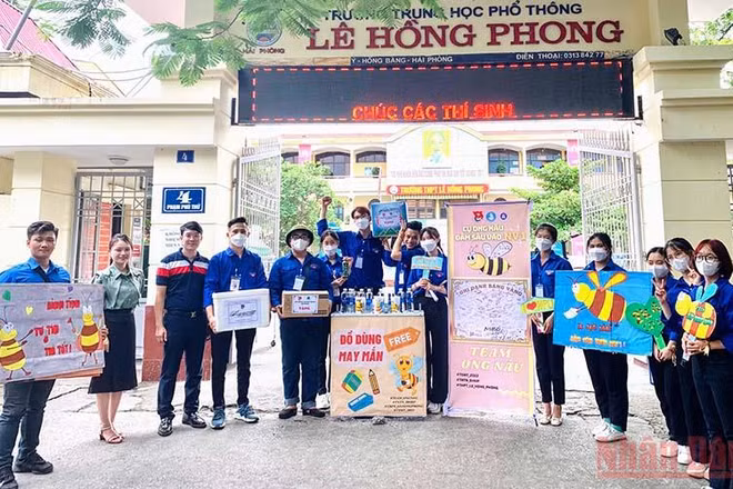 Các đội tình nguyện tại Hải Phòng ra quân tiếp sức mùa thi 2022.