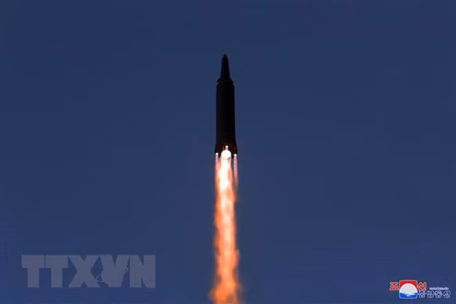 (Ảnh do Hãng thông tấn Trung ương Triều Tiên KCNA phát ngày 12/1): Vụ phóng thử tên lửa siêu vượt âm do Viện Khoa học Quốc phòng Triều Tiên thực hiện tại một địa điểm chưa xác định. (Ảnh: Yonhap/TTXVN)