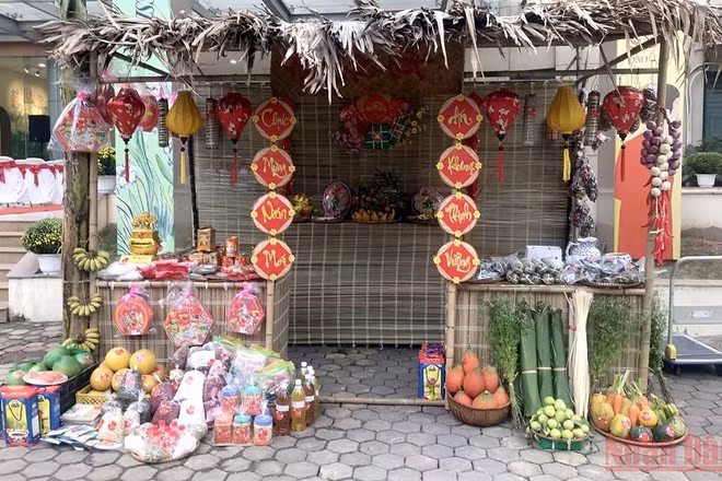 Tái dựng một gian hàng Tết xưa.