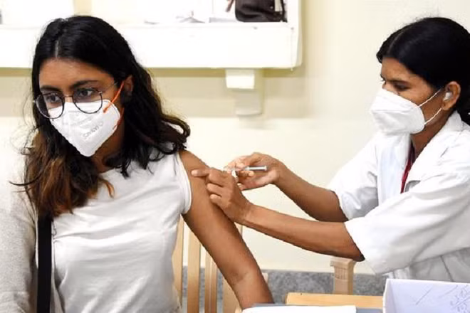 Nhân viên y tế tiêm vaccine ngừa Covid-19 cho người dân tại Bangalore (Ấn Độ). (Ảnh: THX/TTXVN)